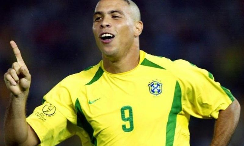 Số áo thi đấu của Ronaldo De Lima là số mấy?